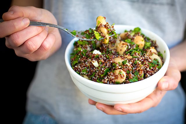 Salată de quinoa și fasole neagră: O masă delicioasă și sănătoasă