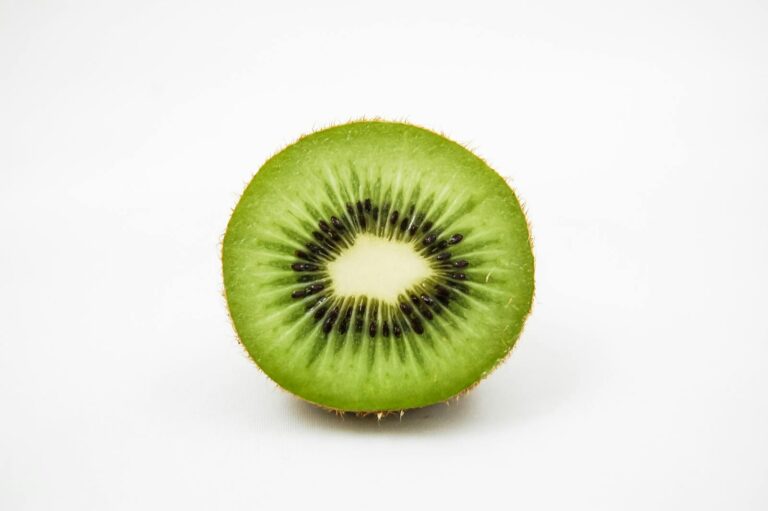 Kiwi: Fructul mic, cu puteri mari – Beneficii și contraindicații