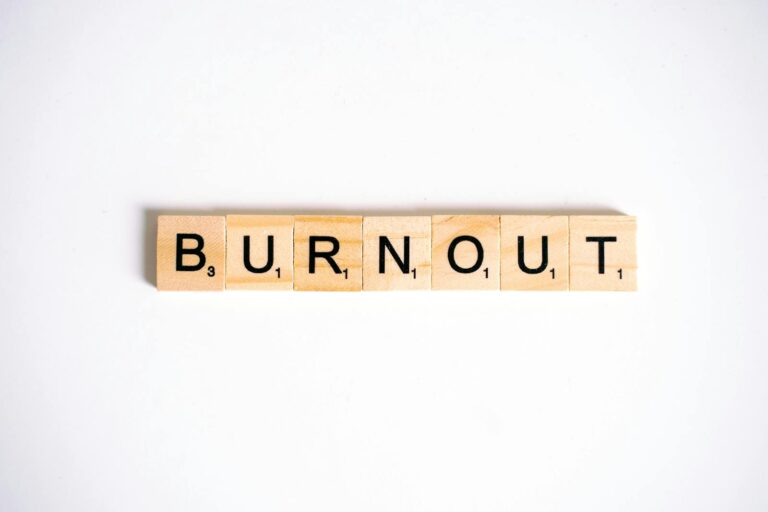 Sindromul Burnout: Cum să-l recunoști la timp și primii pași spre vindecare