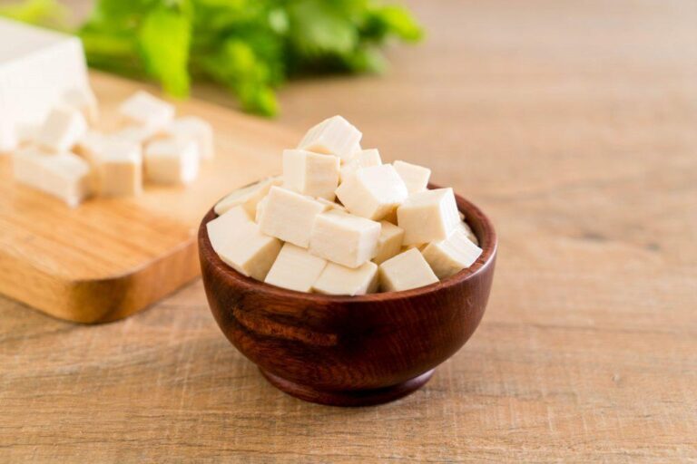 Brânza tofu: Un ghid complet pentru beneficii, riscuri și rețete delicioase