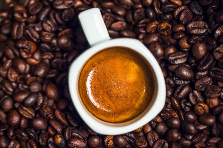 Cafeina: Prieten sau dușman? Efectele asupra organismului și riscurile supradozajului