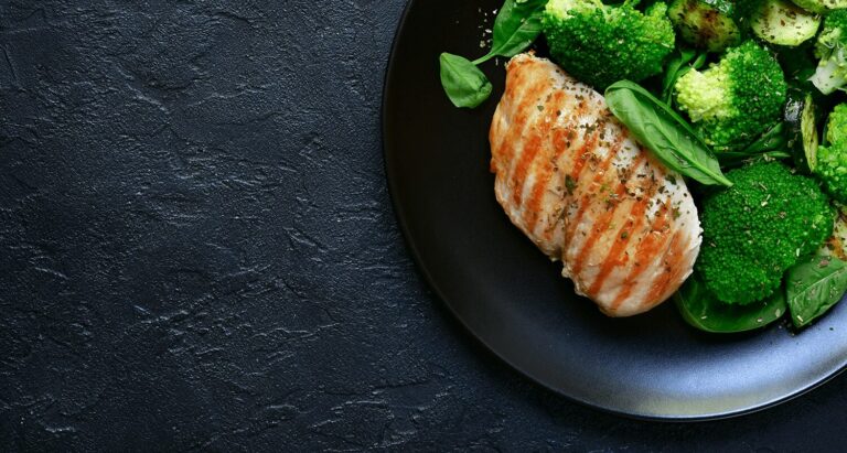 Carne de pui: Beneficii, valori nutriționale și contraindicații