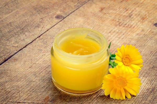 Crema de gălbenele: Elixirul natural pentru piele – Beneficii și contraindicații esențiale
