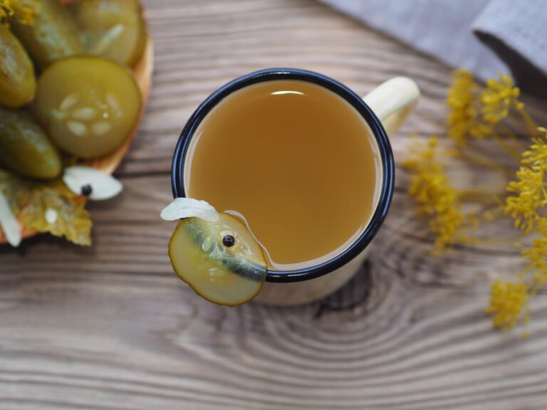 Zeama de murături: Elixirul „magic” din borcan pe care probabil îl arunci