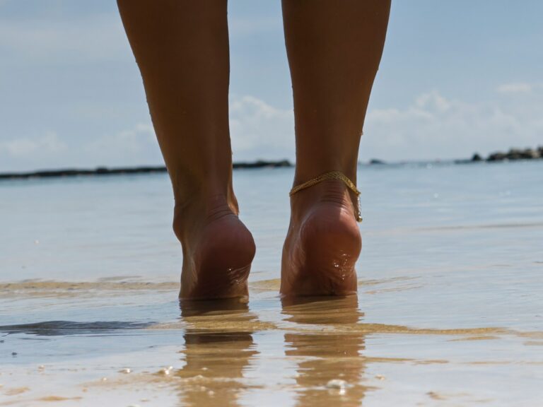 Remedii eficiente pentru călcâie crăpate: Tot ce trebuie să știi pentru sănătatea picioarelor tale